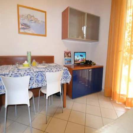 Luminous Flat With Shared Garden Next To The Sea Daire