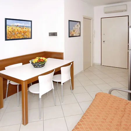 Luminous Flat With Shared Garden Next To The Sea Appartamento